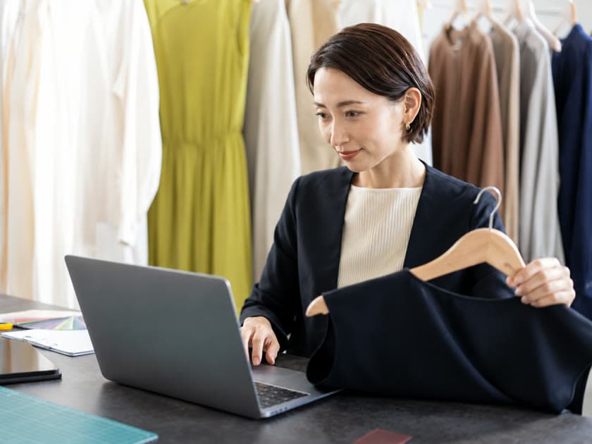 EC事業者がPCで商品を確認している様子